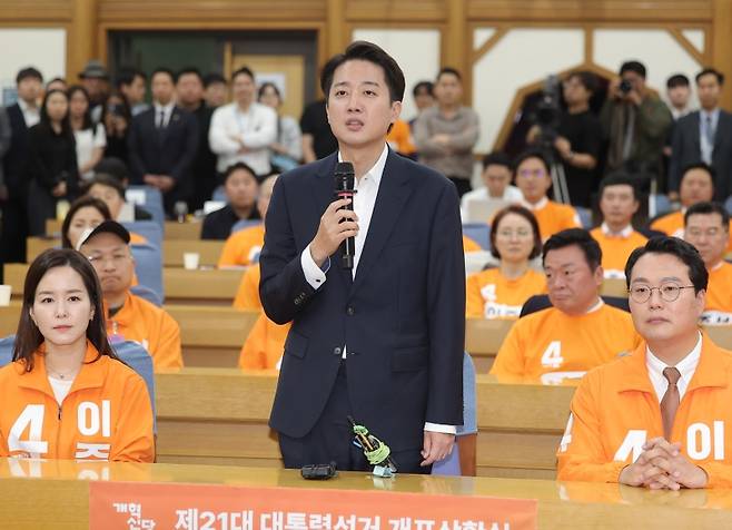 ▲ 개혁신당 이준석 대선 후보가 3일 방송 3사 출구조사 발표를 확인한 뒤 서울 국회 여의도 의원회관에 마련된 당 개표상황실에 도착해 소감을 밝히고 있다 [연합뉴스]