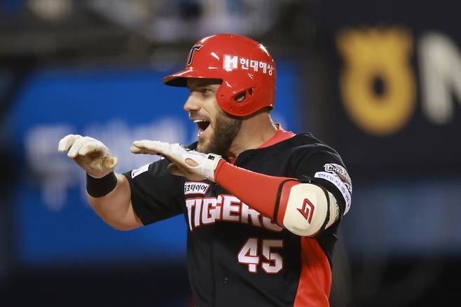▲ 6회 초 2점 홈런을 친 뒤 기뻐하는 위즈덤 [연합뉴스]&nbsp;&nbsp;