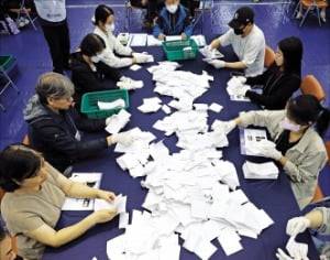 < 민심은 어디로… > 제21대 대통령선거가 치러진 3일 서울 중구구민회관 개표소에서 선거사무원들이 개표 작업을 하고 있다.  최혁 기자