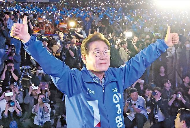 이재명 더불어민주당 대선 후보가 선거를 하루 앞둔 지난 2일 서울 여의도공원 마지막 유세에서 엄지손가락을 들고 지지를 호소하고 있다. 강은구 기자
