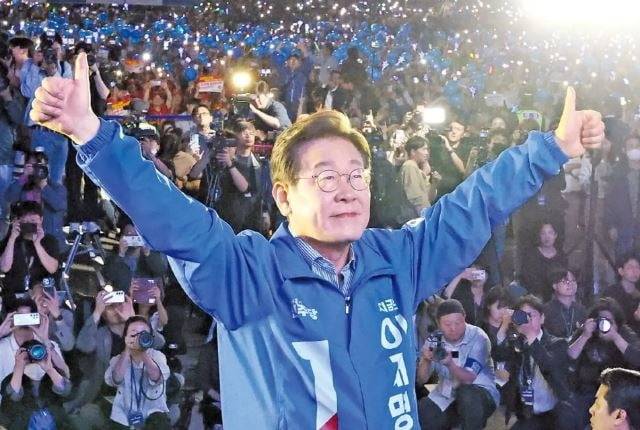 이재명 더불어민주당 대선 후보가 선거를 하루 앞둔 지난 2일 서울 여의도공원 마지막 유세에서 엄지손가락을 들고 지지를 호소하고 있다. 사진=강은구 기자