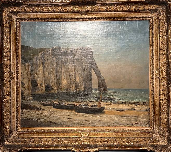 실제 전시장에서 본 쿠르베의 '백악 절벽'. 정면에서 봤을 때 빛 반사가 심하다.