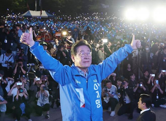 이재명 더불어민주당 대선 후보가 대선을 하루 앞둔 6월 2일 서울 여의도공원 문화의마당에서 열린 마지막 유세에서 엄지손가락을 들어 '기호 1번'을 표시하며 지지를 호소하고 있다. 사진=한국경제신문