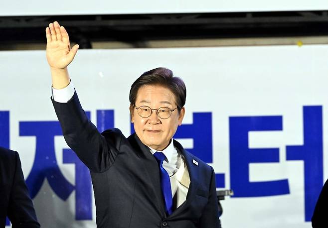 당선이 확실시된 이재명 더불어민주당 대통령 후보가 4일 서울 여의도 국회 앞에 마련된 민주당 국민개표방송시청 현장을 찾아 지지자들에게 인사하고 있다. (공동취재) 2025.6.4/뉴스1