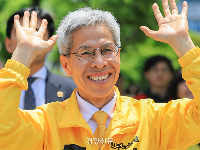 권영국 민주노동당 대선후보가 지난달 25일 서울 연남동 경의선 숲길에서 서울 집중유세를 벌이고 있다. 이준헌 기자