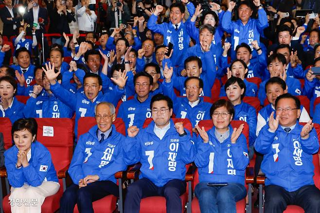 후끈 더불어민주당 윤여준·박찬대 상임총괄선대위원장, 정은경·김부겸 총괄선대위원장(앞줄 왼쪽부터)이 3일 국회 의원회관에 마련된 개표상황실에서 방송사 출구조사 결과 발표를 보며 기뻐하고 있다. 박민규 선임기자