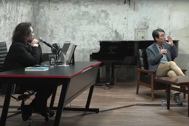 유시민 작가(오른쪽)가 지난달 28일 유튜브 ‘김어준의 다스뵈이다’에서 발언하고 있다. 딴지방송국 제공