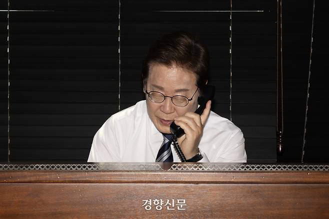 이재명 대통령이 4일 오전 인천 계양구 자택에서 당선 이후 첫 일정으로 김명수 합참의장과 통화하고 있다. 대통령실사진기자단