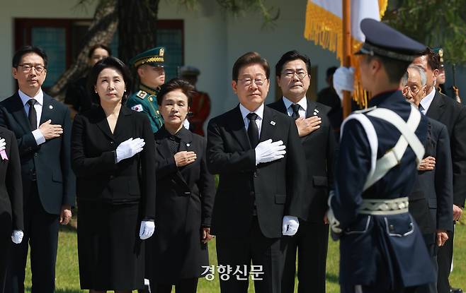 이재명 대통령과 김혜경 여사가 4일 서울 동작구 국립서울현충원에 도착해 현충탑 참배 중 이동하며 국기에 경례하고 있다. 김창길 기자