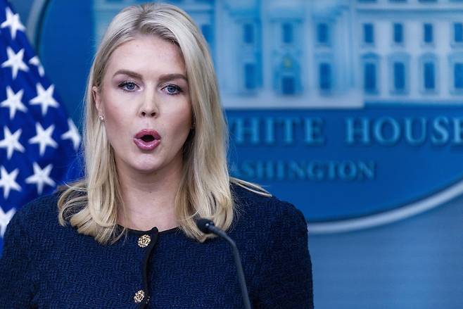 캐럴라인 레빗 백악관 대변인이 3일(현지시간) 백악관 정례 브핑에서 기자들의 질문에 답하고 있다. EPA연합뉴스