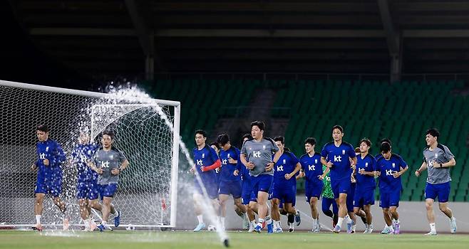 홍명보호, 승리를 향하여 ‘담금질’ 축구대표팀이 2026 북중미 월드컵 아시아 지역 3차 예선 이라크전을 이틀 앞둔 3일(현지시간) 이라크 바스라 알파이하 스타디움에서 첫 훈련을 하고 있다.  대한축구협회 제공