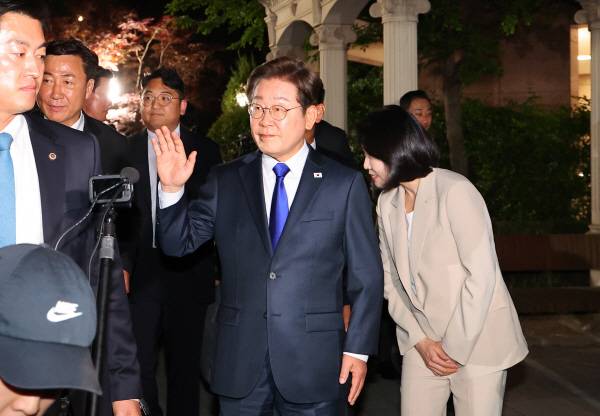 제21대 대통령 선거에서 당선이 유력한 더불어민주당 이재명 후보가 3일 밤 인천 계양구 자택을 나서며 주민과 지지자들에게 인사하고 있다.연합뉴스