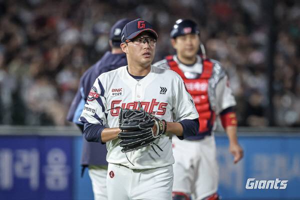 4일 부산 사직구장에서 열린 키움과 3연전 두 번째 경기에 선발 등판한 롯데 박세웅이 6회 마운드에서 내려오고 있다. 롯데 자이언츠 제공