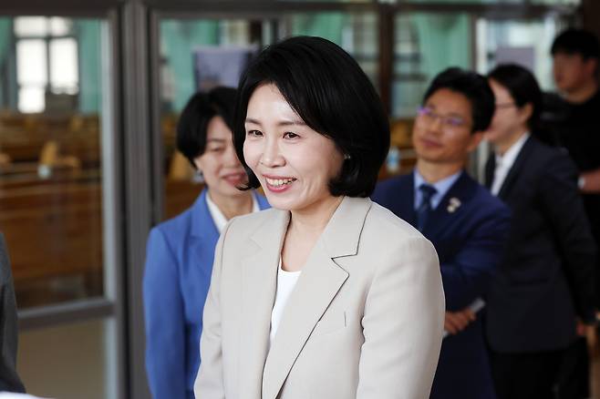 First lady Kim Hye-kyung visits a church in Goheung-gun, South Jeolla Province, as she campaigns for then-presidential candidate Lee Jae-myung on May 27. (Yonhap)