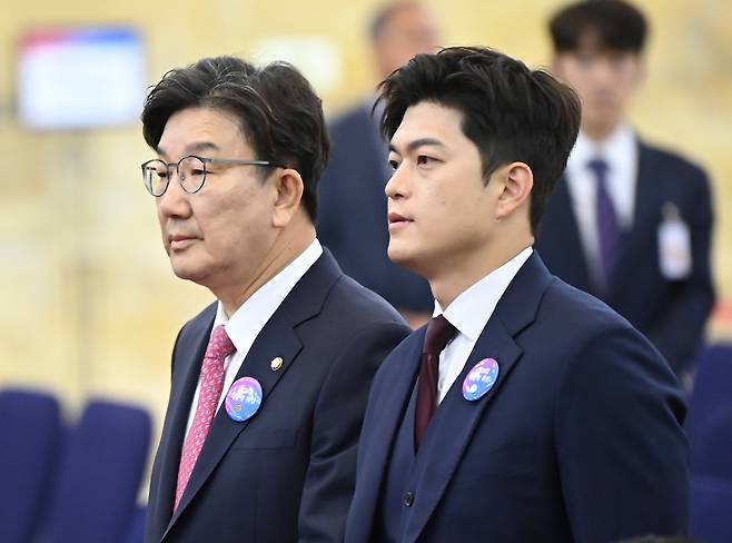 People Power Party interim leader Kim Yong-tae (right) stands next to the party's Floor Leader Kweon Seong-dong during the swearing-in ceremony for President Lee Jae-myung, at the National Assembly on Wednesday. (Yonhap)