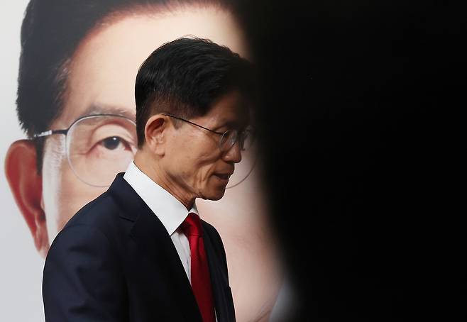 Kim Moon-soo, presidential candidate for the People Power Party, steps away from the podium after a press conference at the party headquarters in Seoul on Wednesday. (Yonhap)