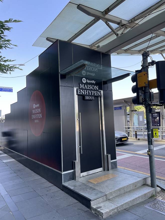 Entrance of Enhypen's pop-up event "Maison Enhypen" is located nearby the Yeouido bus transfer center in Yeongdeungpo-gu, western Seoul. (Seoul Metropolitan Government)