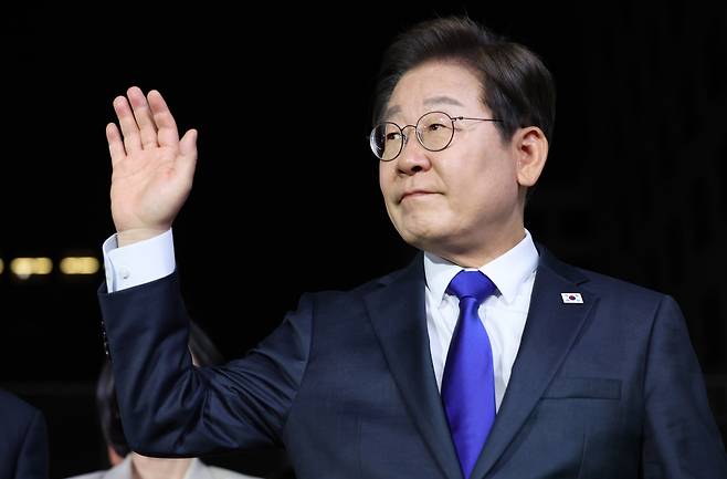 Lee Jae-myung of the liberal Democratic Party (DP) waves to his supporters as he arrives at the DP headquarters in Yeouido, western Seoul, in the early hours of June 4. [KIM SEONG-RYONG]