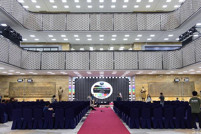 Officials prepare for the presidential inauguration ceremony at the Rotunda Hall of the National Assembly in Yeouido, western Seoul, on the afternoon of June 3, the day of the 21st presidential election. [NEWS1]