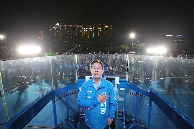 Lee Jae-myung sings the national anthem during his final campaign rally at the Cultural Event Plaza in Yeouido Park on June 2. [KIM SUNG-RYONG]