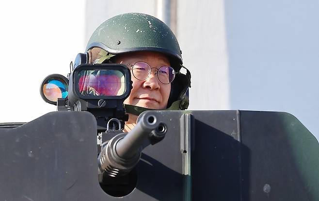 Lee Jae-myung boards an armored vehicle during a visit to the Army’s 3rd Guard Battalion under the 17th Infantry Division in Incheon on Oct. 31, 2024. [YONHAP]