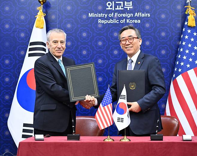 Foreign Minister Cho Tae-yul, right, and then-U.S. Ambassador to Korea Philip Goldberg pose for a photo after signing a new Special Measures Agreement on defense cost-sharing at the Foreign Ministry in Seoul on Nov. 4, 2024. [MINISTRY OF FOREIGN AFFAIRS]