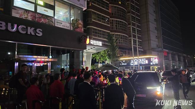 강성지지자들이 4일 김문수 국민의힘 대선 후보의 승복 기자회견에 반발해 당사 앞에서 고함을 지르고 있다. 임현범 기자