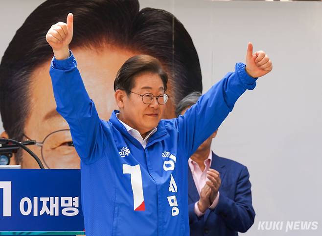 이재명 더불어민주당 대선 후보가 지난 19일 서울 용산역 광장에서 열린 집중 유세에 참석하고 있다. 유희태 기자