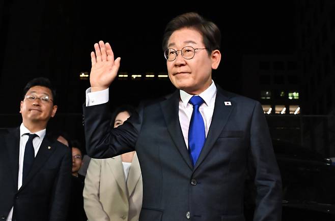 제21대 대통령 당선이 확실시 된 이재명 더불어민주당 후보가 4일 새벽 서울 여의도 당사에 도착하고 있다. 유희태 기자