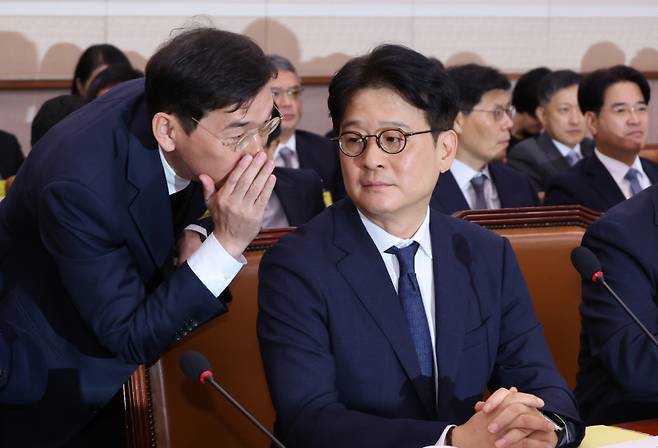 지난 2024년 10월18일 국회 법제사법위원회의 서울고검, 수원고검, 서울중앙지검 등에 대한 국정감사에서 이창수 중앙지검장과 조상원 4차장이 대화하는 모습. 연합뉴스 &nbsp;&nbsp;