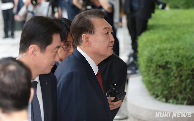 윤석열 전 대통령이 지난달 26일 서울 서초구 서울중앙지방법원에서 열린 내란 우두머리 혐의ㆍ직권남용 권리행사 방해 혐의 사건 5차 공판에 출석하고 있다. 사진공동취재단