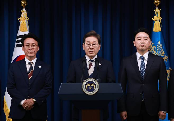 이재명 대통령이 4일 서울 용산 대통령실 청사에서 국무총리 후보자로 김민석 의원(왼쪽), 대통령비서실장으로 강훈식 의원 등 첫 인선을 발표하고 있다. 연합뉴스