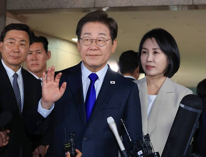 제21대 대통령 선거에서 당선이 확실시되는 더불어민주당 이재명 후보가 3일 밤 인천 계양구 자택을 나서며 주민과 지지자들을 향해 인사하고 있다. 연합뉴스