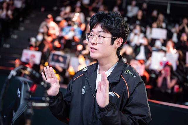 ‘제우스’ 최우제가 이끄는 한화생명이 젠지 선수단을 바짝 쫓고 있다. LCK 제공