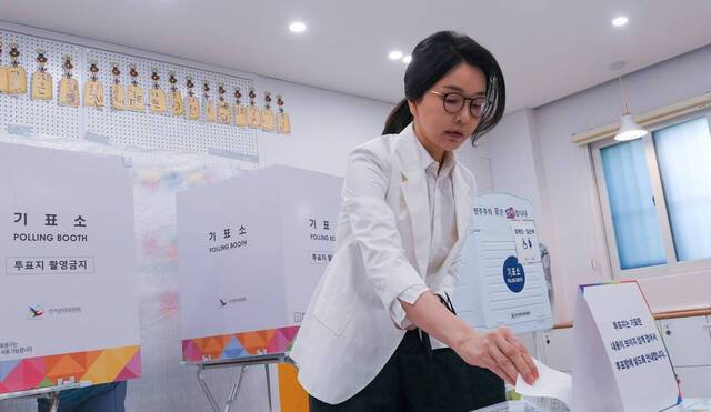 윤석열 전 대통령 배우자인 김건희 여사가 제21대 대통령 선거일인 3일 서울 서초구 원명초등학교에 마련된 서초4동제3투표소에서 투표함에 투표 용지를 넣고 있다. 사진공동취재단