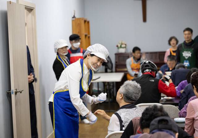 김혜경 여사가 지난달 17일 전북 전주의 한 교회를 찾아 배식 봉사활동을 하는 모습. 더불어민주당 제공
