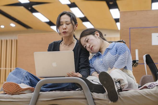 국립극장의 연극  ‘헌치백’의 연습 장면. 이 작품은 주인공 샤카를 입체적으로 보여주기 위해 비장애인 배우 황은후와 장애인 배우 차윤슬이 같은 배역으로 무대에 함께 오르는 독특한 방식을 택했다.      국립극장