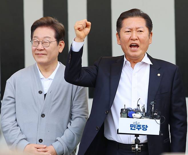 정청래 더불어민주당 의원이 지난달 11일 전남 해남군에서 이재명 후보 지지 발언을 하고 있다. 연합뉴스