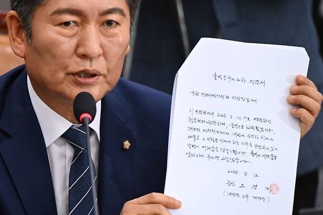 정청래 법사위원장이 14일 서울 국회에서 열린 법원조직법·공직선거법·헌법재판소 등을 심사하는 법제사법위원회 전체회의에 참석해 대법관들의 불출석 사유서를 보여주고 있다. 윤웅 기자