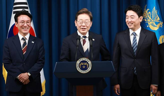 이재명 대통령이 4일 서울 용산 대통령실 청사에서 국무총리 후보자로 김민석 의원(왼쪽), 대통령비서실장으로 강훈식 의원 등 첫 인선을 발표하고 있다. 연합뉴스