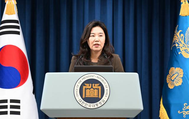 '이재명 정부' 초대 대통령실 대변인에 임명된 강유정 대변인이 4일 용산 대통령실 브리핑룸에 첫 현안브리핑을 하고 있다. 김지훈 기자