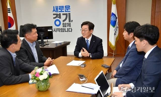 2018년 당시 이재명 경기도지사가 취임 직후 경기일보와 취임 인터뷰를 하고 있는 모습. 경기일보DB