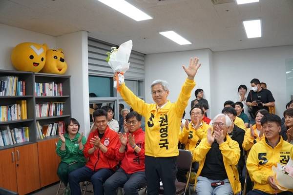 ▲ 3일 밤 서울 구로 민주노동당사에서 개표상황을 지켜본 권영국 민주노동당 후보. 사진=민주노동당 제공