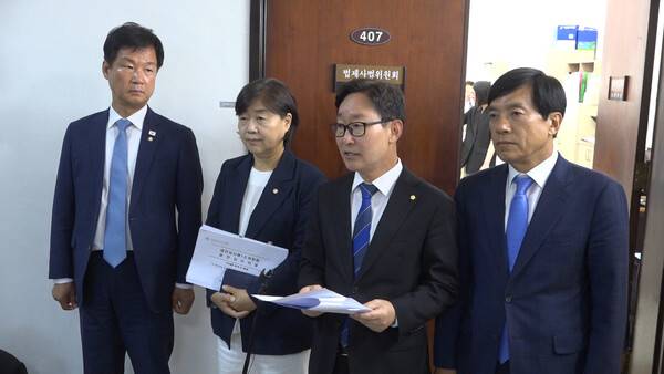 ▲박범계 국회 법사위 법안심사1소위 위원장이 4일 오후 소위 회의를 마친 뒤 백브리핑에서 대법관 증원법안을 통과시켰다고 발표하고 있다. 사진=미디어오늘 영상 갈무리