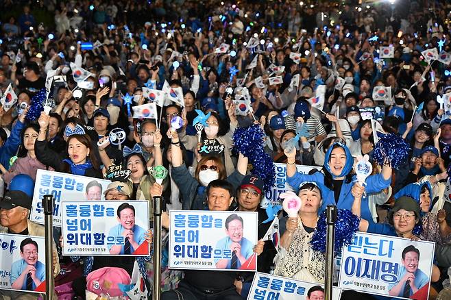 환호하는 이재명 지지자들 3일 서울 여의도 국회 인근에서 더불어민주당 주최로 열린 제21대 대통령선거 국민개표방송 행사에 참석한 시민들이 방송 예측 시스템에서 이재명 대선 후보의 '당선 확실'이 나오자 환호하고 있다.  김호영 기자
