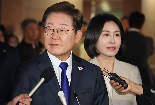 제21대 대통령 선거에서 승리한 이재명 대통령 당선인이 지난 3일 밤 인천 계양구 자택을 김혜경 여사와 나서는 도중 취재진에게 질문을 받고 있다. [한주형 기자]