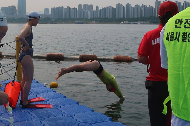 한강에 입수하는 참가자/사진=김지은 여행+ 기자