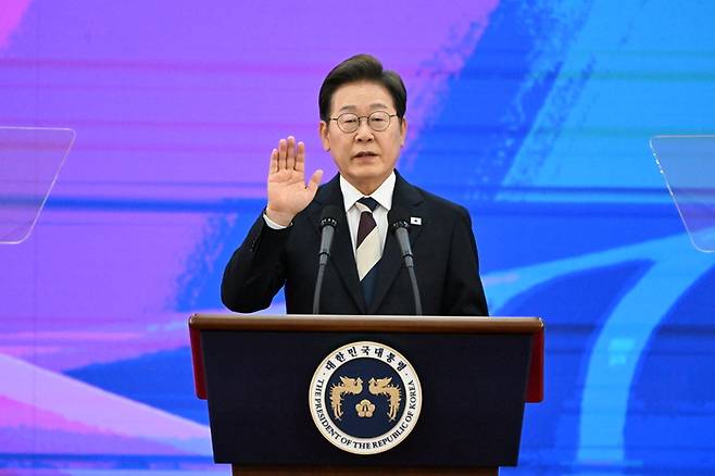 이재명 대통령이 4일 서울 여의도 국회에서 열린 제21대 대통령 취임선서식에서 취임 선서를 하고 있다. [국회사진기자단]