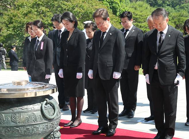 이재명 대통령과 김혜경 여사가 4일 서울 동작구 국립서울현충원에서 현충탑을 참배하고 있다. [대통령실통신사진기자단]