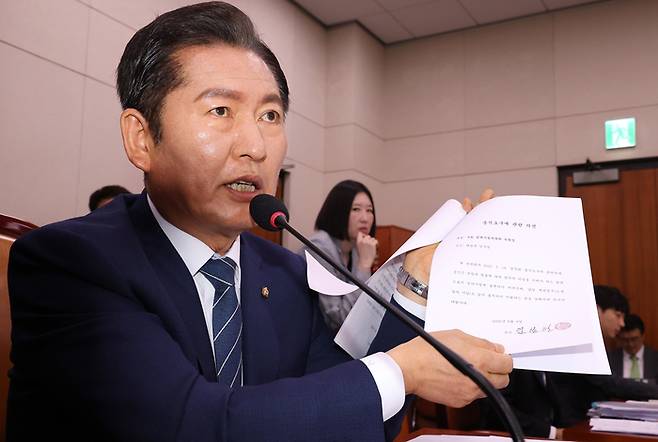 지난달 14일 국회에서 열린 법원조직법·공직선거법·헌법재판소 등을 심사하는 법제사법위원회 전체회의에서 더불어민주당 소속 정청래 위원장이 대법관들의 불출석 사유서를 보여주고 있다. [사진 출처 = 연합뉴스]